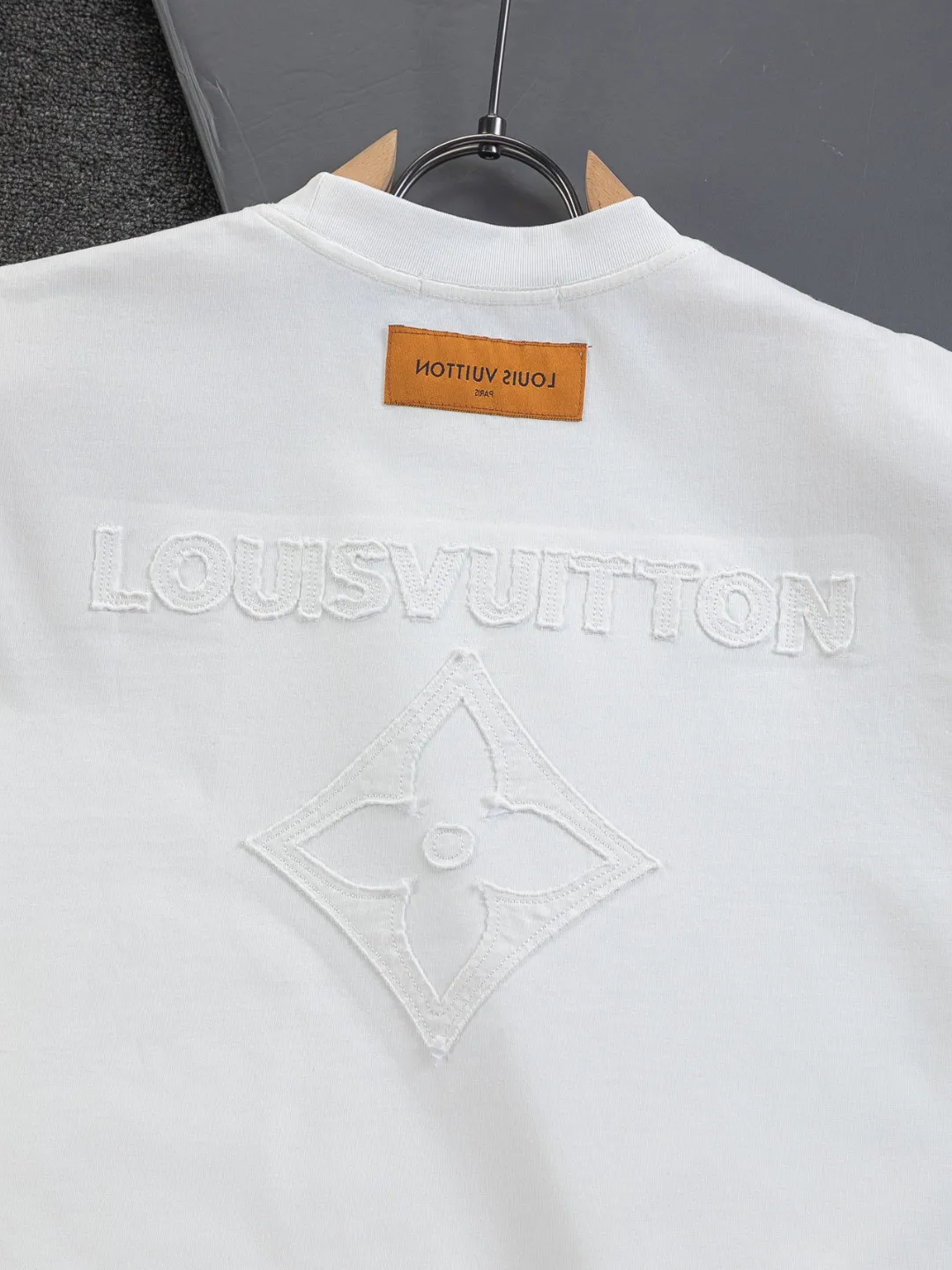 🅿️200 Louis Vuitton 1V LV lv slightly wide version S-XL LV 26ss new products are available at the counter simultaneously. Multiple craftsmanship. Chest patch letters 🪡 embroidery. Back patch letters four-leaf clover 🍀🪡 embroidery. Round neck short-sleeved T-shirt, same style for men and women! Consigned to one-to-one creation. Synchronized with the official website, pure cotton fabrics at the counter! It is close to the skin and comfortable, durable and easy to wear. It has a classic and simple logo design and meticulous original craftsmanship. Short-sleeves, a must-have item for men, do not appear to be the same for the general public, but must be unique and eye-catching. This LV short-sleeve is all about quality, comfort, the same shape and fashion as always, including fabrics and cutting techniques. All of them have been made with great effort! 320 grams of washed pure cotton fabric, pure cotton is breathable, very refreshing and comfortable for daily wear. The rib knitting on the neckline is smooth and tight, and the neckline will not be skewed if you toss it at will. The loose version, you will find that it looks really good on the upper body. The overall is minimalist and neat, super versatile for daily use! Pair it casually with a pair of pants for a youthful look. A T-shirt will make your outfit crazy. It is a fashionable item that can never go wrong! Color: Black White Size: S-XL Size chart: S: Shoulder width 50-Bust 56-Length 70 M: Shoulder width 52-Bust 57-Length 72 L: Shoulder width 54-Bust 59-Length 74 XL: Shoulder width 56-Bust 62-Length 76